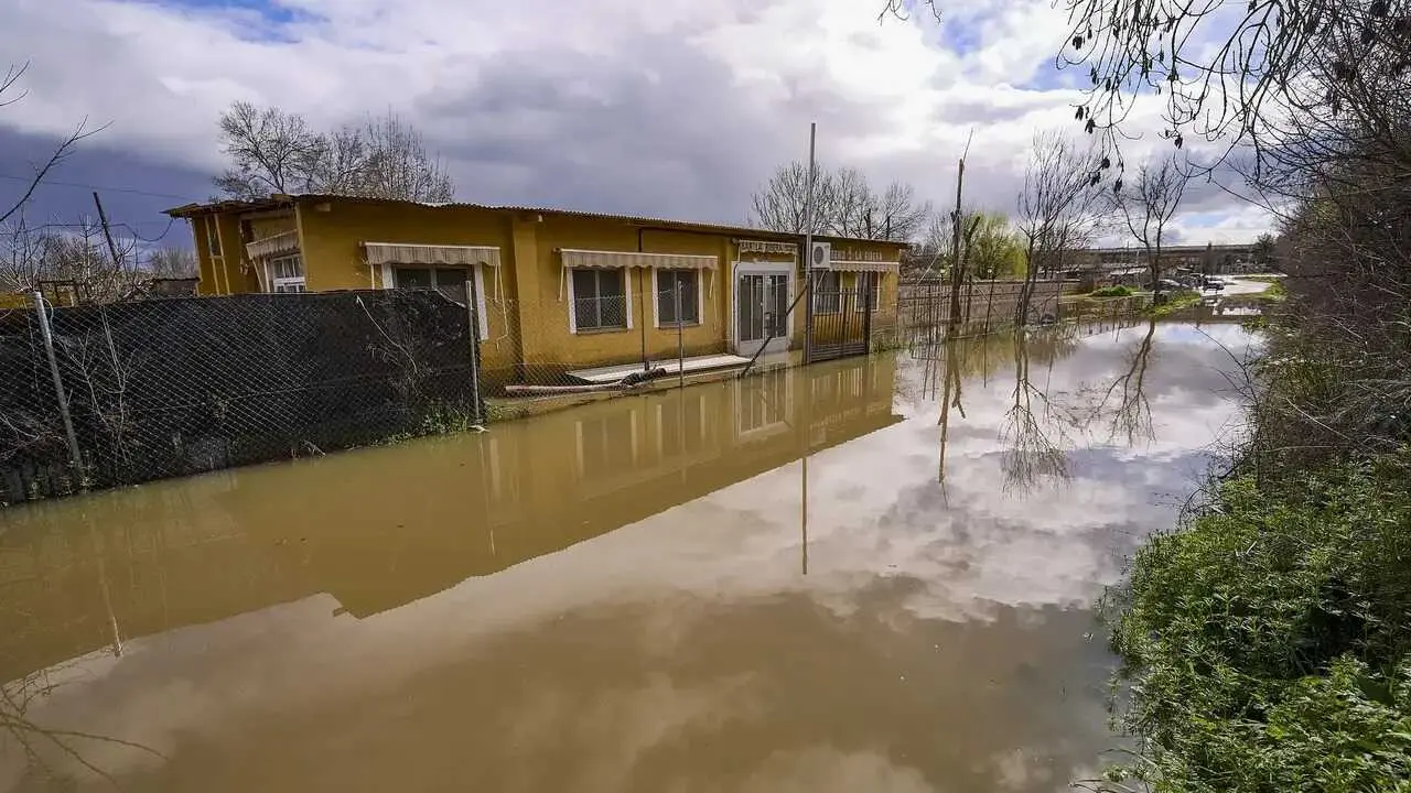 Escalona (Toledo), pendiente de la crecida del r&iacute;o Alberche tras evacuar 50 viviendas - EFE/Manu Reino