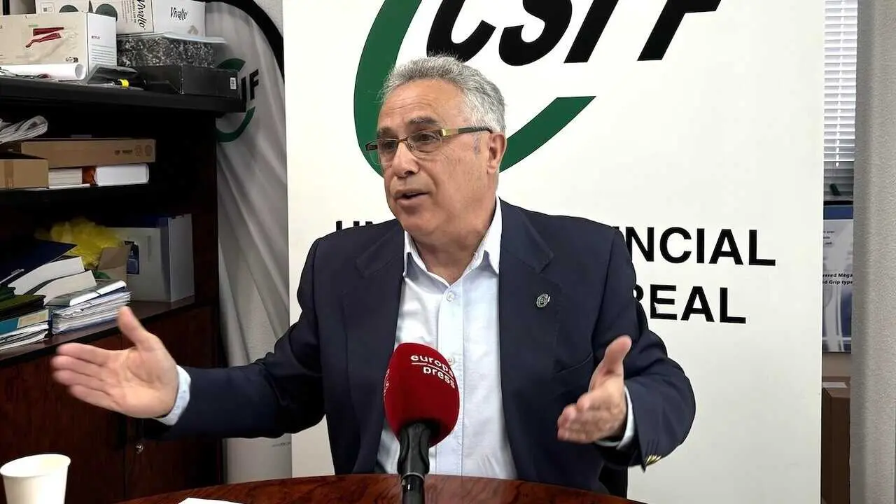 El presidente de CSIF en Castilla-La Mancha, Lorenzo Dom&iacute;nguez, en un momento de la entrevista - EP