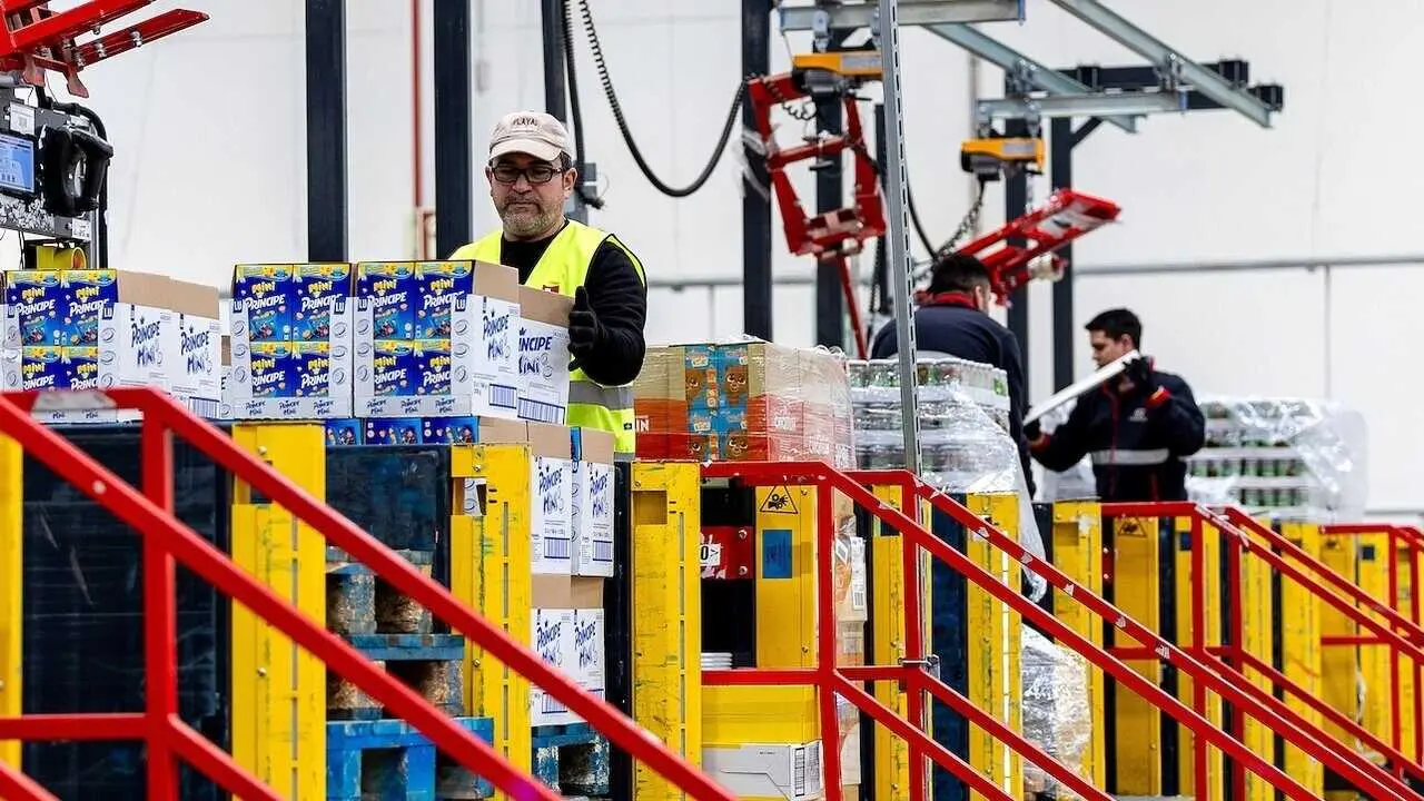 Un operario trabaja en un pol&iacute;gono de la provincia de Toledo este martes - EFE/Ismael Herrero, paro, empleo, trabajador, desempleo, trabajadores, log&iacute;stica, trabajo, empleados, almac&eacute;n, f&aacute;brica, industria
