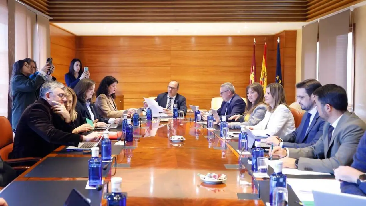 En la imagen un instante de la reuni&oacute;n de la Junta de Portavoces y Mesa de las Cortes de Castilla-La Mancha