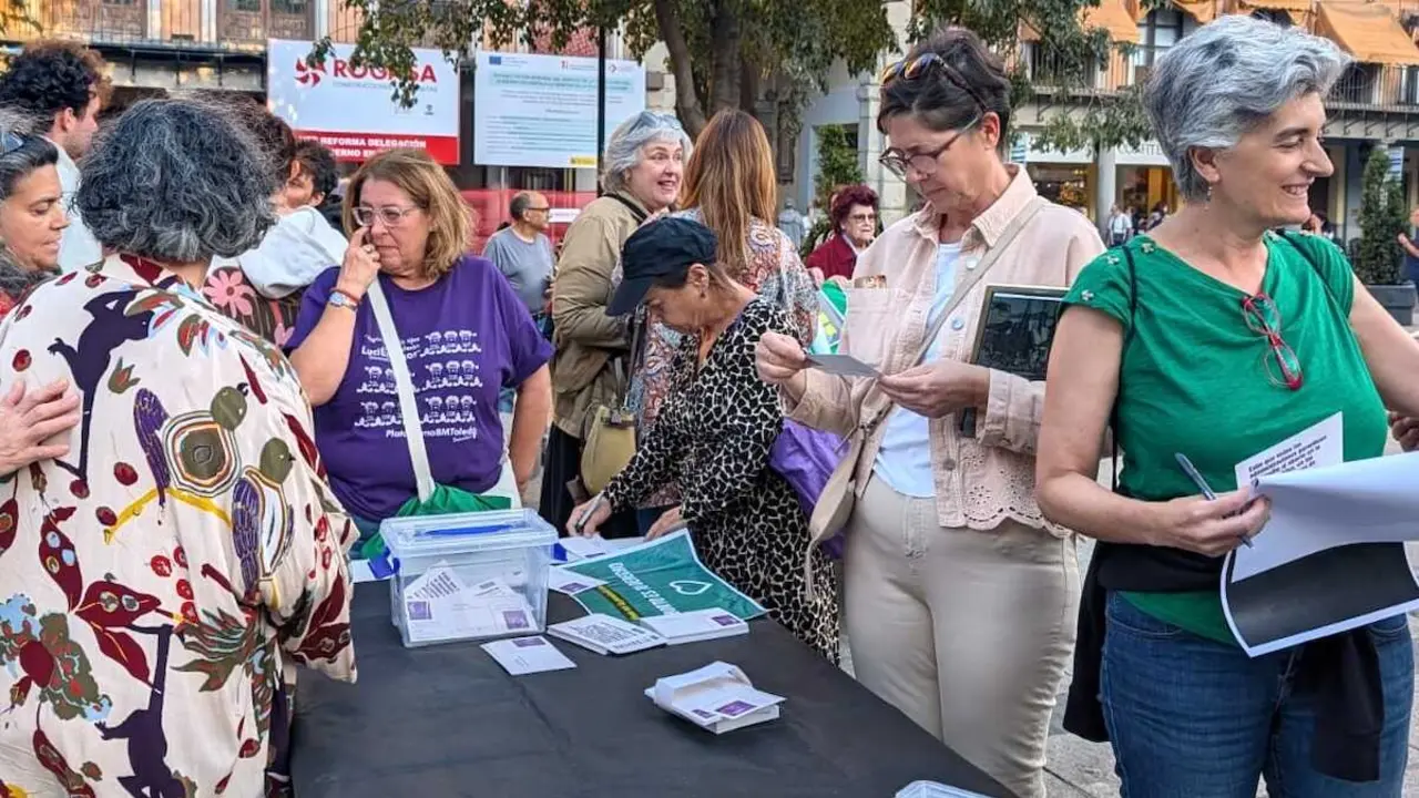 Cientos de postales exigen a Page aborto p&uacute;blico en Castilla-La Mancha