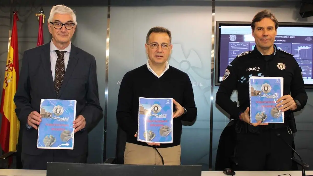 El alcalde de Albacete, Manuel Serrano, ha presentado la memoria de la Polic&iacute;a Local correspondiente al a&ntilde;o 2025
