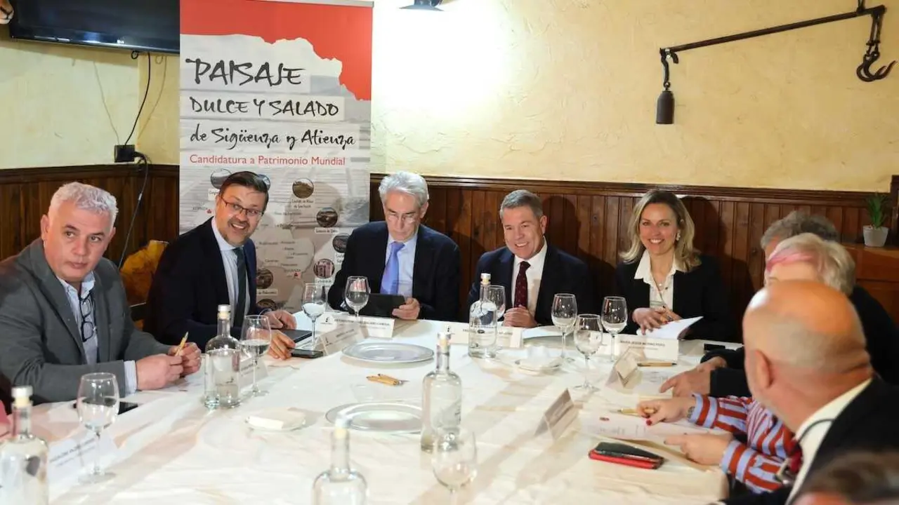 El presidente de Castilla-La Mancha, Emiliano Garc&iacute;a-Page, preside, en Palazuelos (Guadalajara), la reuni&oacute;n del Consejo Rector de la candidatura a Patrimonio Mundial del &ldquo;Paisaje dulce y salado de Sig&uuml;enza y Atienza&rdquo;