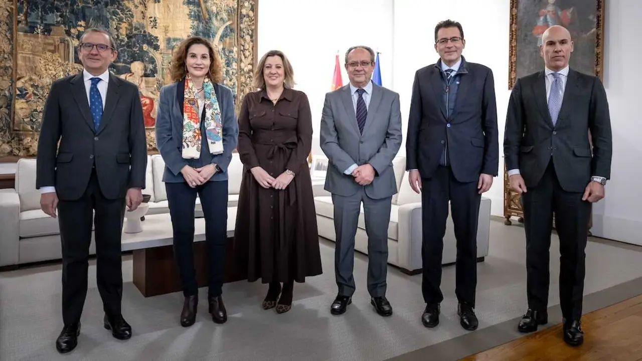 El Gobierno de Castilla-La Mancha, representado por el consejero de Hacienda, Administraciones P&uacute;blicas y Transformaci&oacute;n Digital, Juan Alfonso Ruiz Molina; y la consejera de Econom&iacute;a, Empresas y Empleo, Patricia Franco; ha mantenido un encuentro con directivos de BBVA en el que se ha presentado el Informe BBVA Research `Situaci&oacute;n Castilla-La Mancha 2026&acute; en el Palacio de Fuensalida en Toledo.