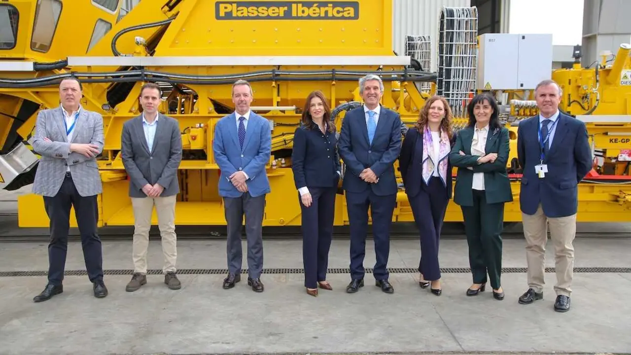 El delegado del Gobierno de Espa&ntilde;a en Castilla-La Mancha, Jos&eacute; Pablo Sabrido, visita Plasser Ib&eacute;rica en Yuncler (Toledo)