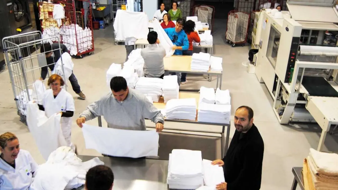 Algunos de los alumnos en el Centro Especial de Empleo de Lavander&iacute;a que SocialMancha tiene en Toledo - Archivo/JCCM