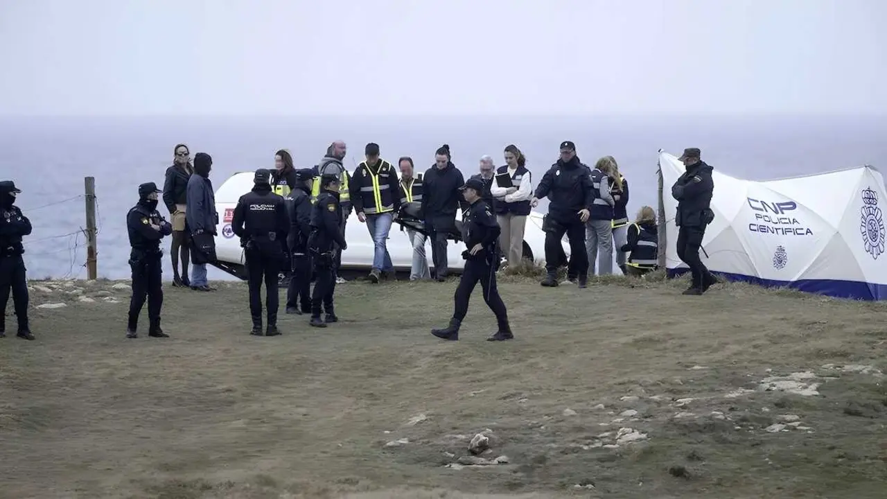 El cuerpo de la joven de Guadalajara desparecida desde el martes en Santander tras la rotura de la pasarela costera ha aparecido este jueves - EFE/Pedro Puente Hoyos