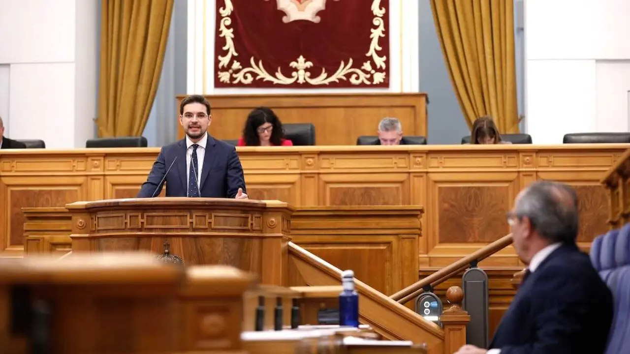 El diputado del PP Santiago Serrano interviene en el Pleno de las Cortes de Castilla-La Mancha ante la mirada del consejero de Hacienda, Administraciones P&uacute;blicas y Transformaci&oacute;n Digital, Juan Alfonso Ruiz Molina
