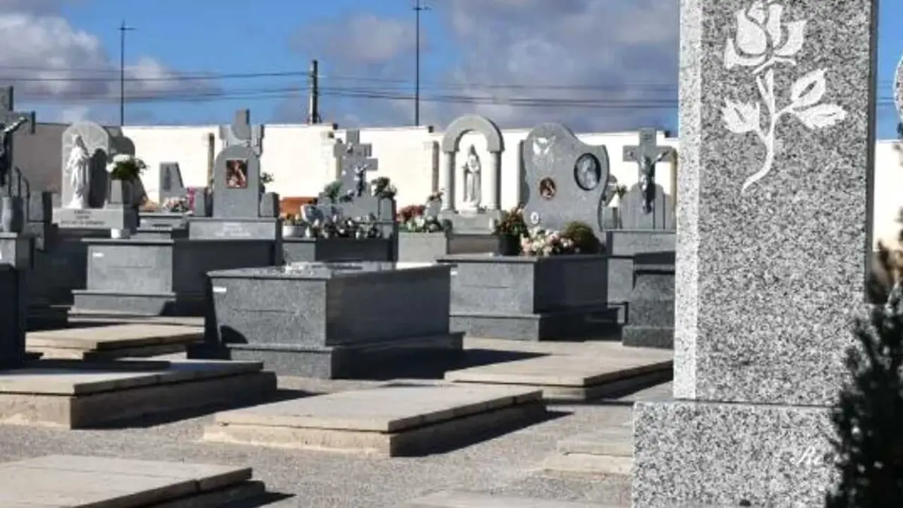 Rescatan a una mujer de 81 a&ntilde;os tras caer a una fosa en el cementerio de Daimiel (Ciudad Real) - Fotograf&iacute;a: Onda Cero