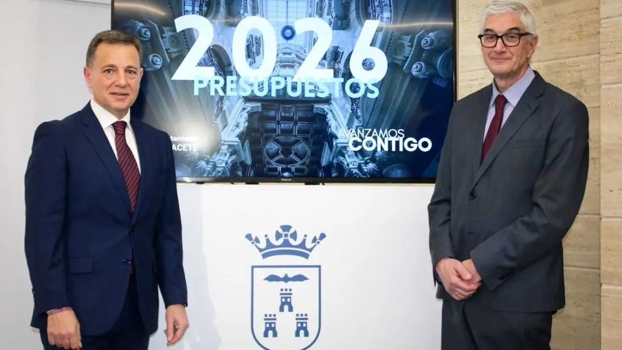 El alcalde de Albacete, Manuel Serrano, ha presentado junto al concejal de Hacienda y Personal, Alberto Reina, el anterproyecto de Presupuestos de la ciudad para 2026
