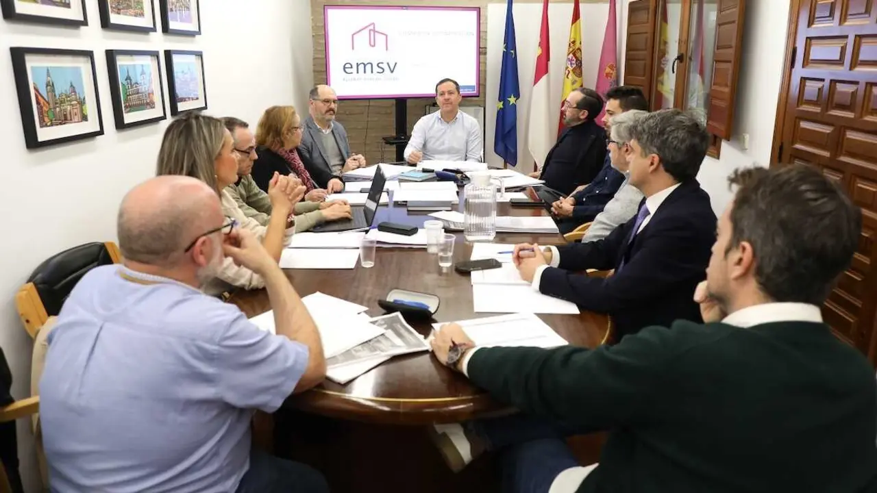 En la imagen un instante de la reuni&oacute;n del Consejo de Administraci&oacute;n de la EMSVT