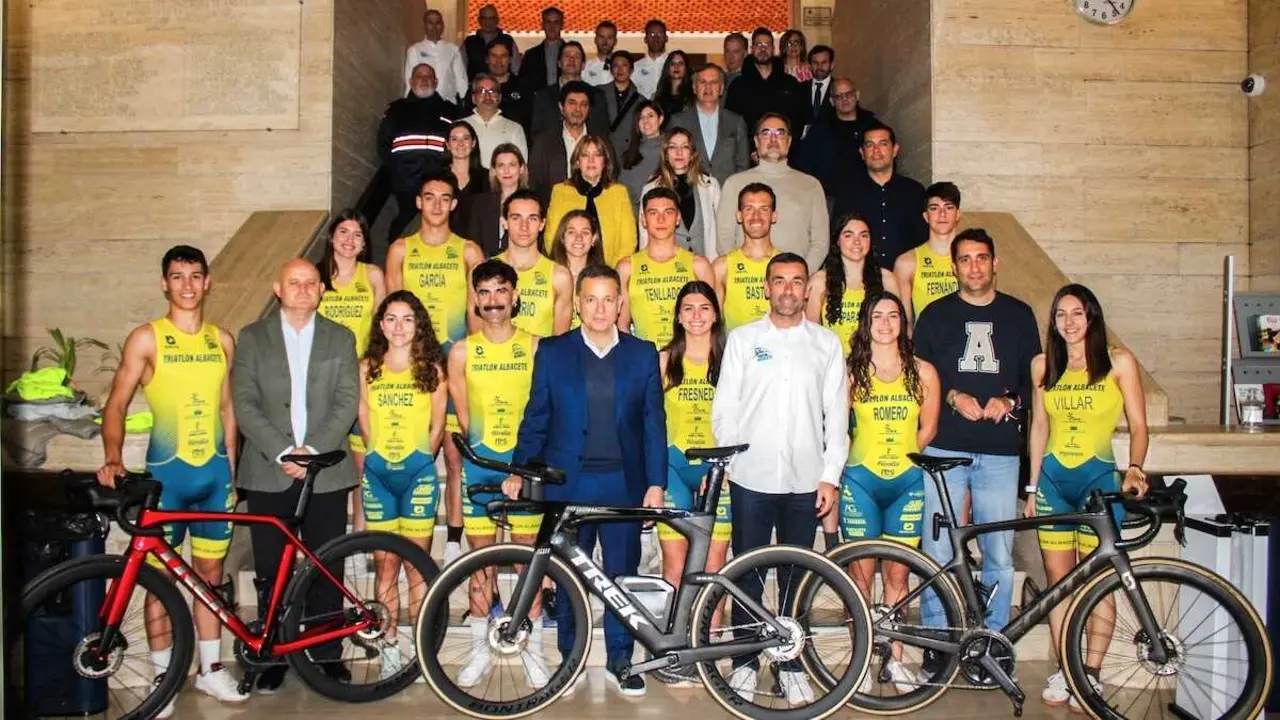 El Club Triatl&oacute;n Albacete RES presenta a sus equipos de &eacute;lite 2026