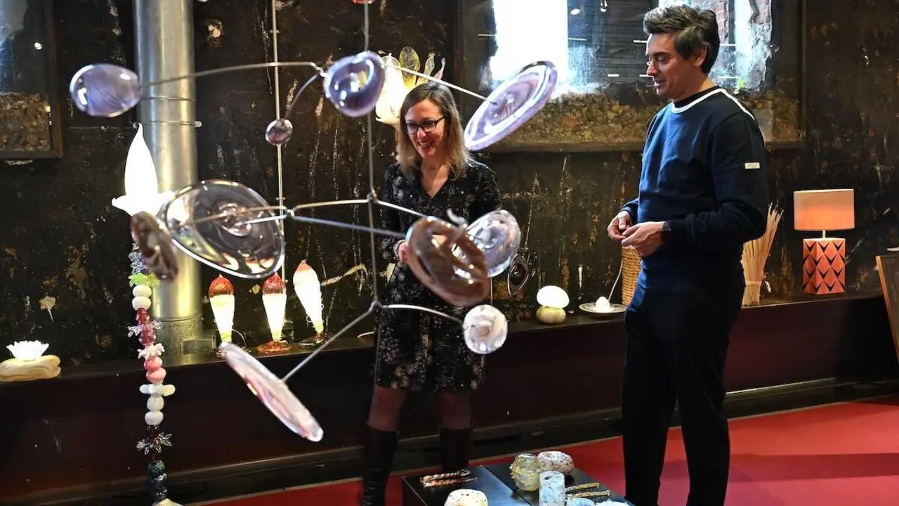 La directora general de Turismo, Comercio y Artesan&iacute;a, Arantxa P&eacute;rez, visita la muestra Forma Design Fair Madrid, dentro de la presencia de la artesan&iacute;a regional en Madrid Design Festival, en la Nave 17 de Matadero Madrid.