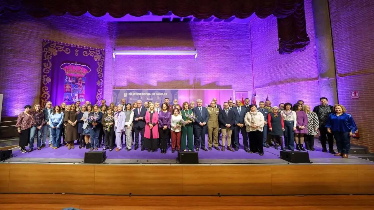 Imagen de familia del acto institucional del 8M en Guadalajara organizado por la Diputaci&oacute;n con la colaboraci&oacute;n del Ayuntamiento, la Junta y el Gobierno de Espa&ntilde;a