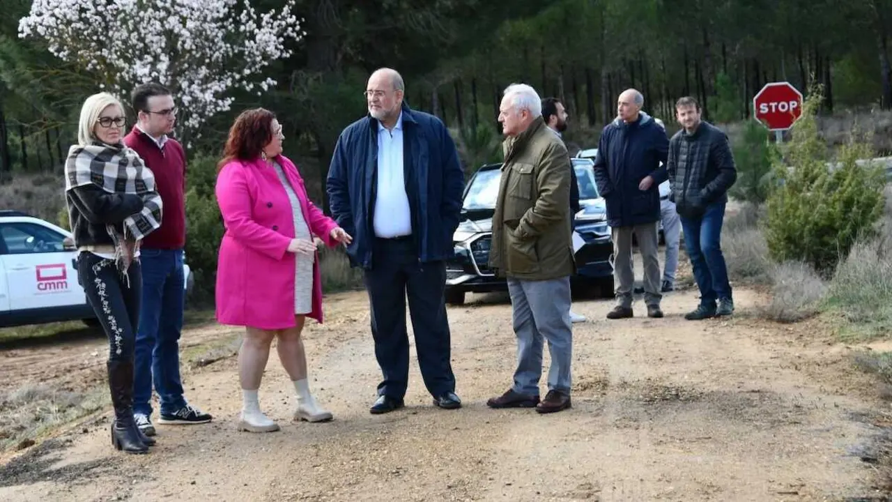 El vicepresidente primero de Castilla-La Mancha, Jos&eacute; Luis Mart&iacute;nez Guijarro, ha visitado los trabajos de uno de estos caminos, en Talayuelas (Cuenca)