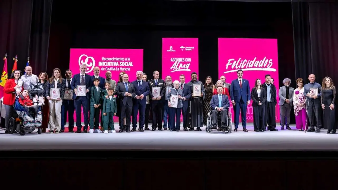El presidente regional, Emiliano Garc&iacute;a-Page, entrega en Mond&eacute;jar (Guadalajara) los Reconocimientos a la Iniciativa Social de Castilla-La Mancha.