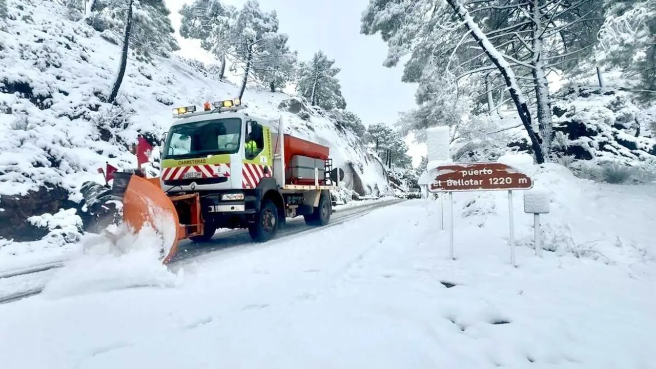 Un m&aacute;quina quitanieves trabaja en el Puerto El Bellotar en la sierra de Albaceete ante la nieve ca&iacute;da en la provincia