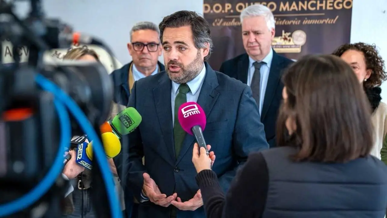 El presidente del PP de Castilla-La Mancha, Paco N&uacute;&ntilde;ez, atendiendo a los medios en Valdepe&ntilde;as (Ciudad Real), tras la reuni&oacute;n con la Denominaci&oacute;n de Origen Queso Manchego