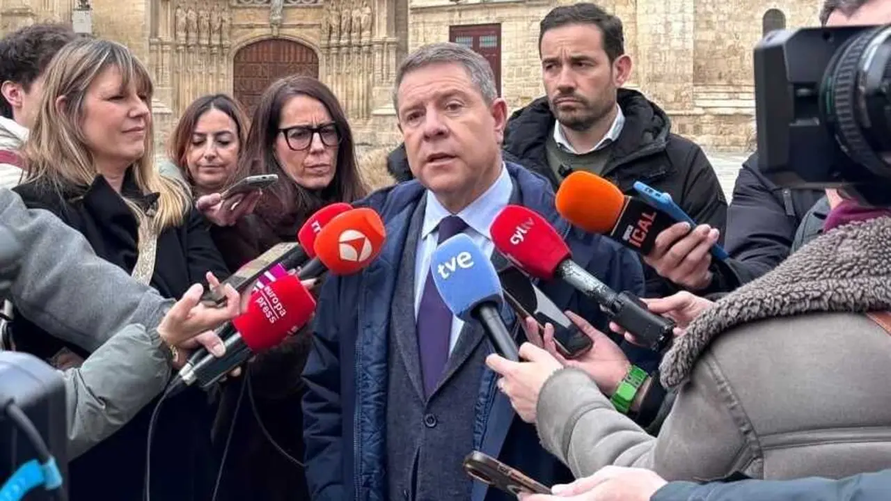 El presidente de Castilla-La Mancha, Emiliano Garc&iacute;a-Page, atendiendo a los medios este martes en Palencia