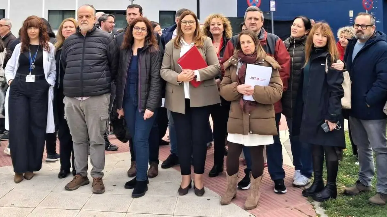 Los representantes de los sindicatos nacionales de sanidad en el Hospital Universitario de Toledo este martes antes de participar en una jornada informativa