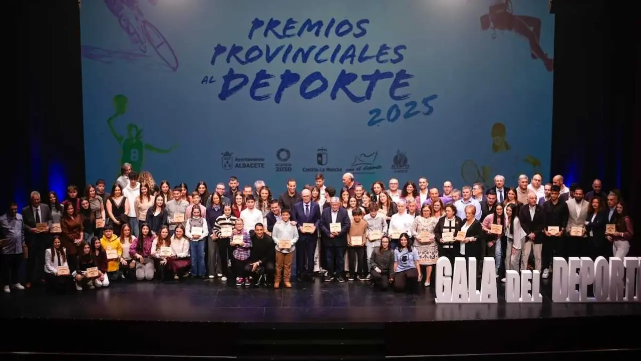 Imagen de familia de la entrega de los premios provinciales al deporte de la Diputaci&oacute;n de Albacete