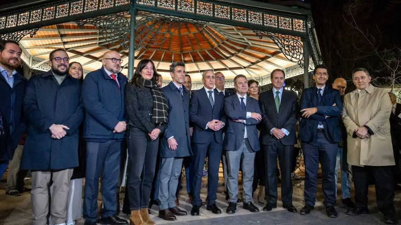 El presidente de Castilla-La Mancha, Emiliano Garc&iacute;a-Page, inaugura en Puertollano (Ciudad Real), la iluminaci&oacute;n art&iacute;stica de la Fuente Agria