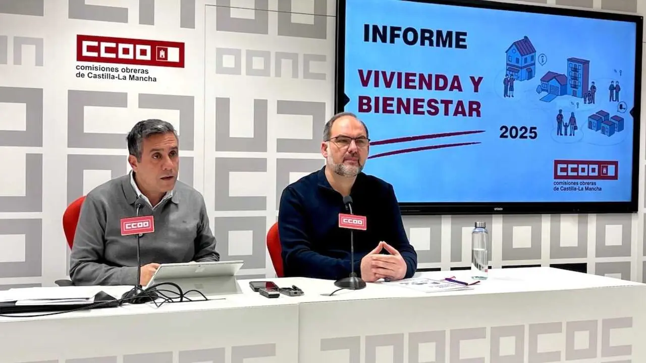 El secretario regional de CCOO Castilla-La Mancha, Javier Ortega, y el secretario regional de Pol&iacute;ticas Institucionales y Desarrollo Territorial de CCOO, Jos&eacute; Manuel Mu&ntilde;oz, durante la rueda de prensa que han ofrecido.