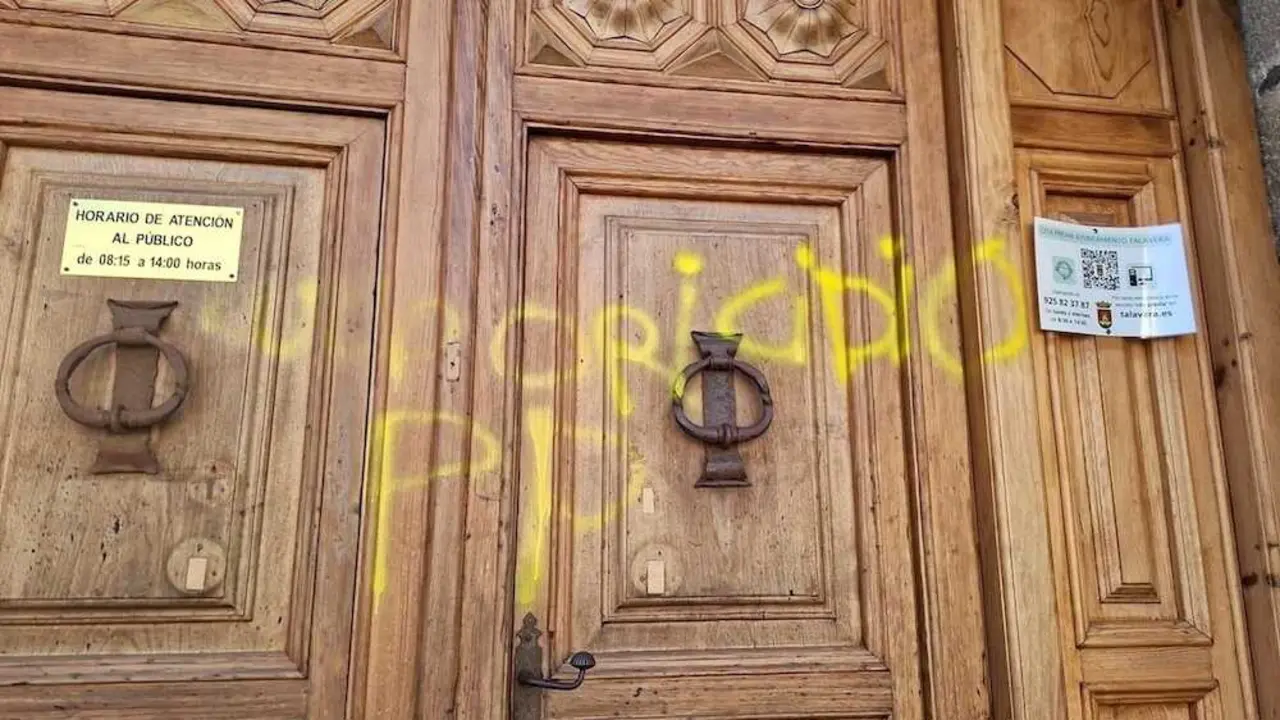 Pintada vand&aacute;lica contra el PP en el Ayuntamiento de Talavera de la Reina (Toledo)
