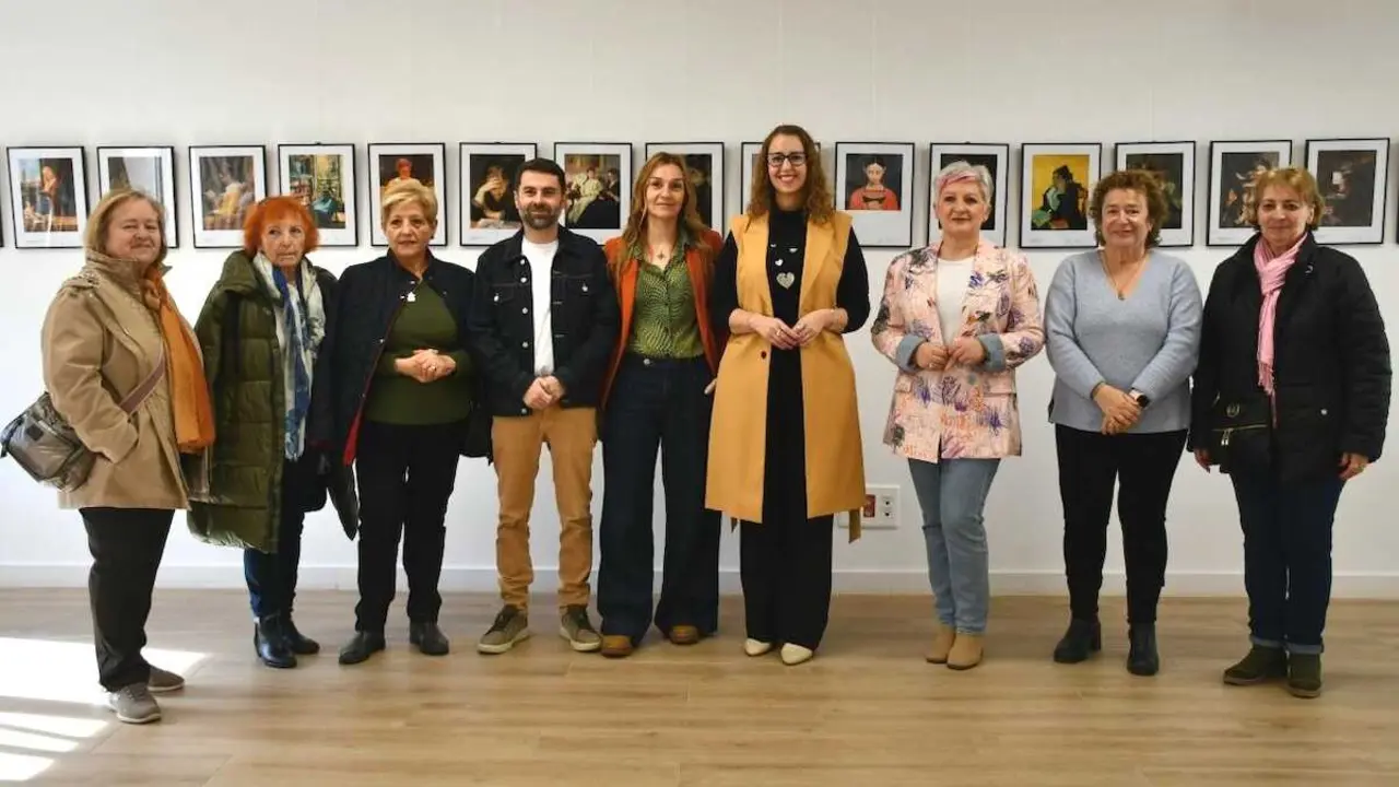 La consejera de Igualdad de Castilla-La Mancha, Sara Sim&oacute;n, durante su visita este s&aacute;bado a la exposici&oacute;n 'Mujeres Leyendo', en Cabanillas del Campo (Guadalajara).