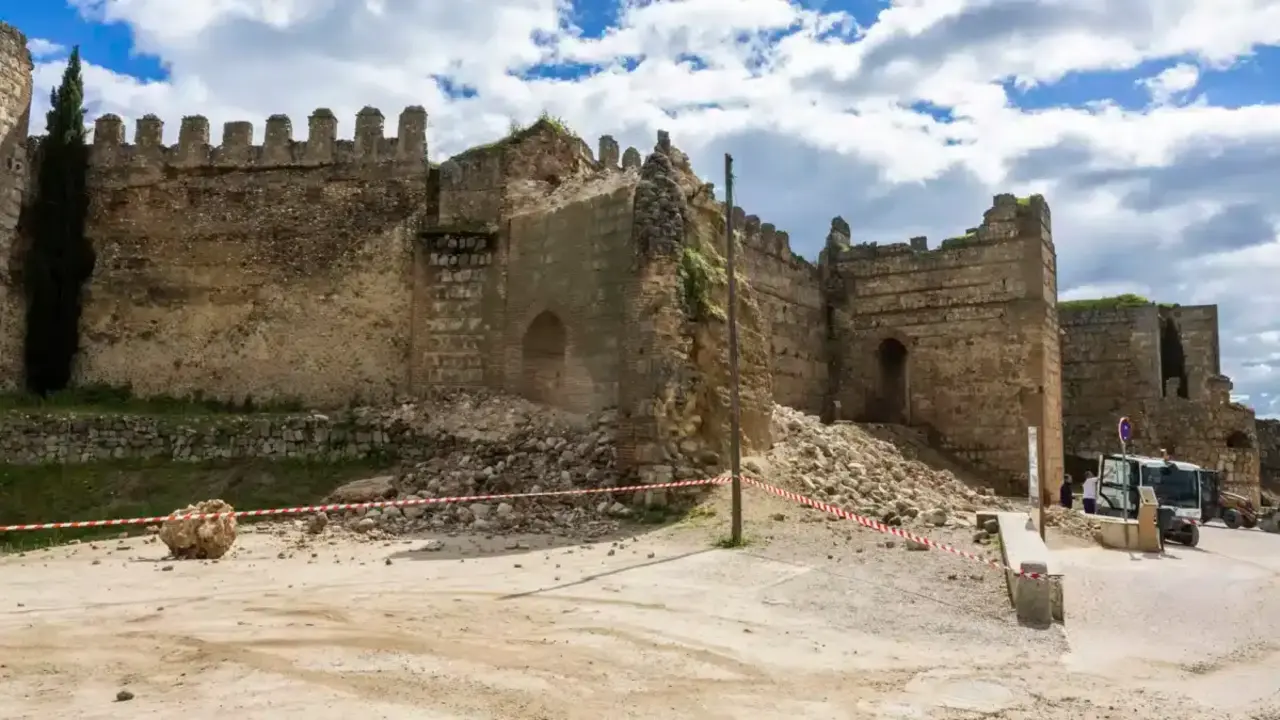 Una torre del castillo de Escalona, en la provincia de Toledo, se ha derrumbado en la ma&ntilde;ana de este s&aacute;bado sin causar da&ntilde;os personales - EFE/&Aacute;ngeles Visd&oacute;mine