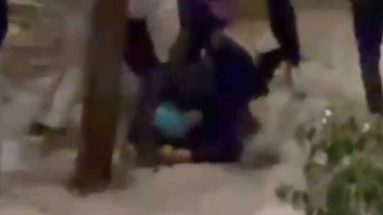 VIDEO. Brutal ataque en grupo a un joven con un cuchillo en una calle