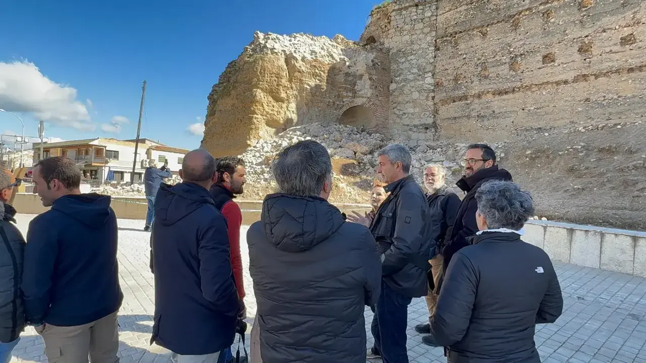 Visita de los t&eacute;cnicos de patrimonio al castillo de Escalona (Toledo) este domingo, tras el derrumbe de una de las torres este s&aacute;bado