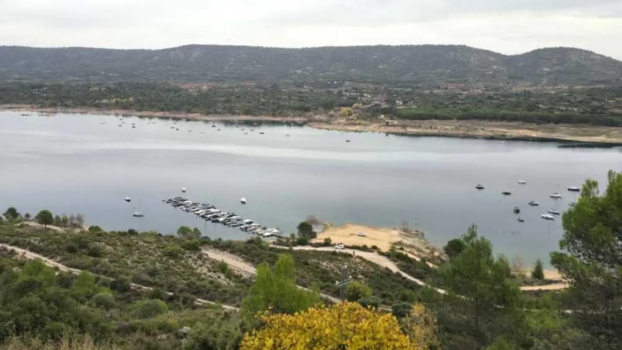 Rescatadas dos personas al volcar su barca en el embalse de Buend&iacute;a