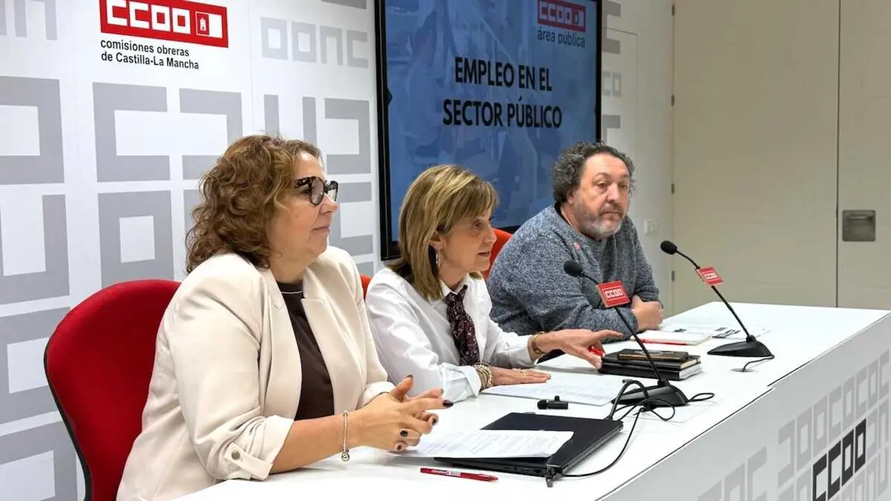 Los representantes de CCOO, Ana Delgado, Carmen Juste y Juan Bautista, durante la rueda de prensa que han ofrecido
