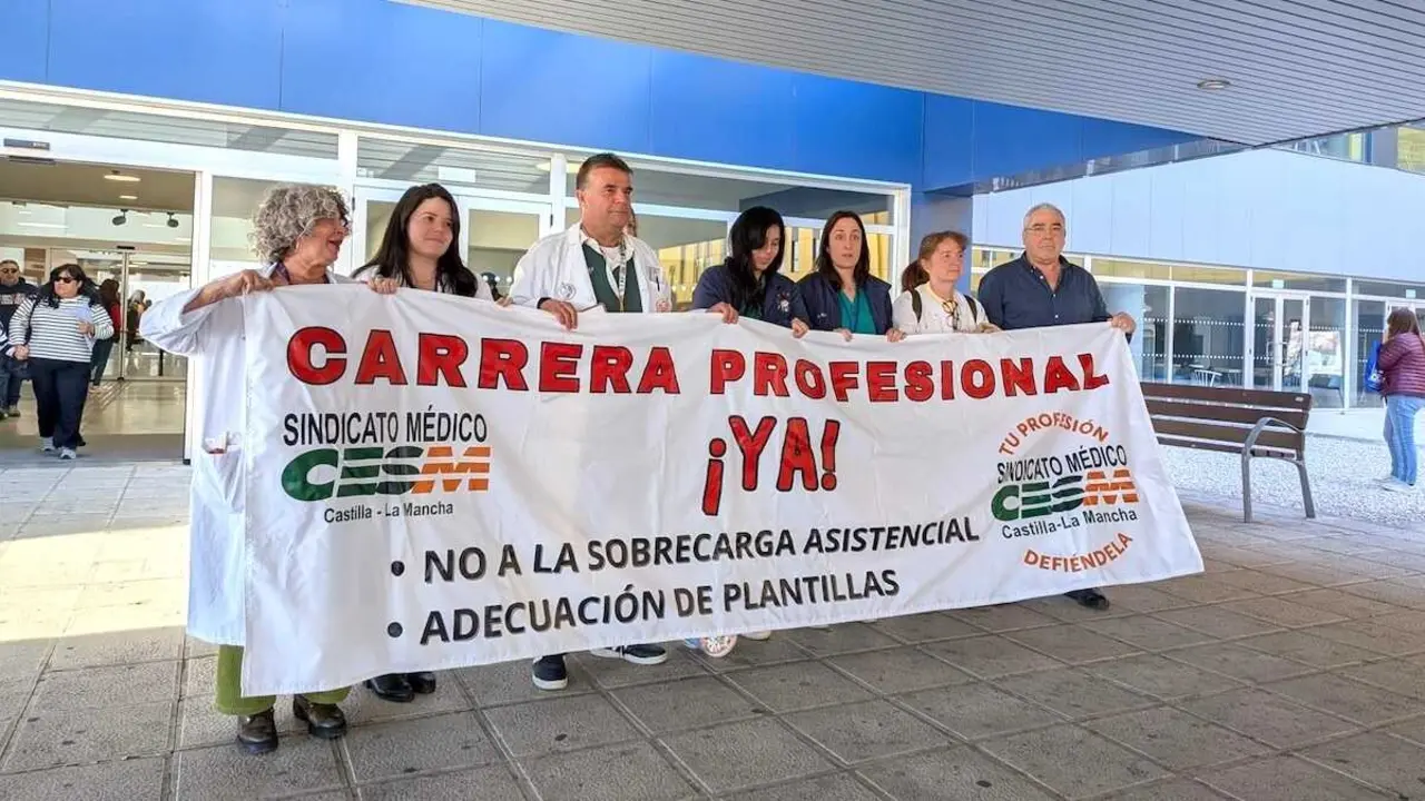 Concentraci&oacute;n del Sindicato M&eacute;dico (CESM) en Castilla-La Mancha este lunes a las puertas del Hospital Universitario de Toledo