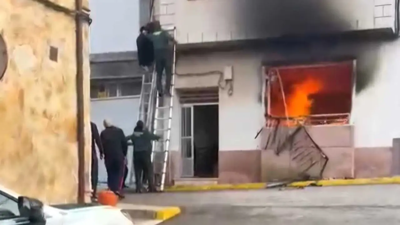 Rescatan a un matrimonio tras incendiar su hijo la casa en Tarazona de la Mancha (Albacete)
