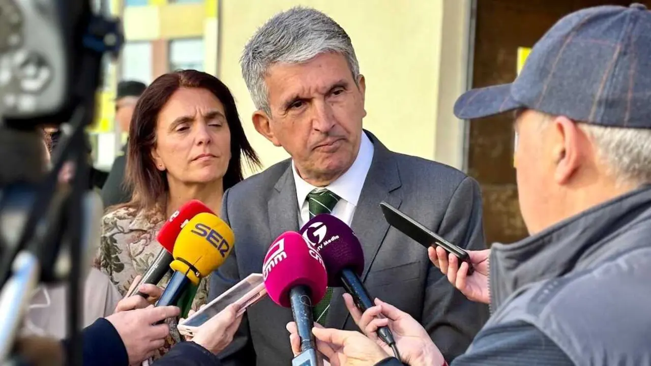 El delegado del Gobierno en Castilla-La Mancha, Jos&eacute; Pablo Sabrido, atendiendo a los medios este martes en Guadalajara