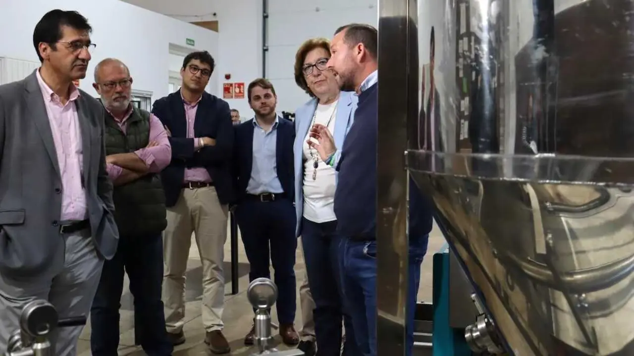 El vicepresidente segundo, Jos&eacute; Manuel Caballero, durante la visita a la almazara La Senda de La Solana (Ciudad Real)