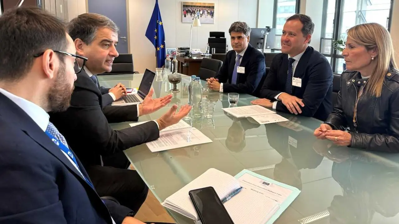 El alcalde de Toledo, Carlos Vel&aacute;zquez ha mantenido un encuentro con el vicepresidente de la Comisi&oacute;n Europea y comisario responsable de Fondos y Reformas, Raffaele Fitto, y la eurodiputada del Grupo Parlamentario Popular, Elena Nevado