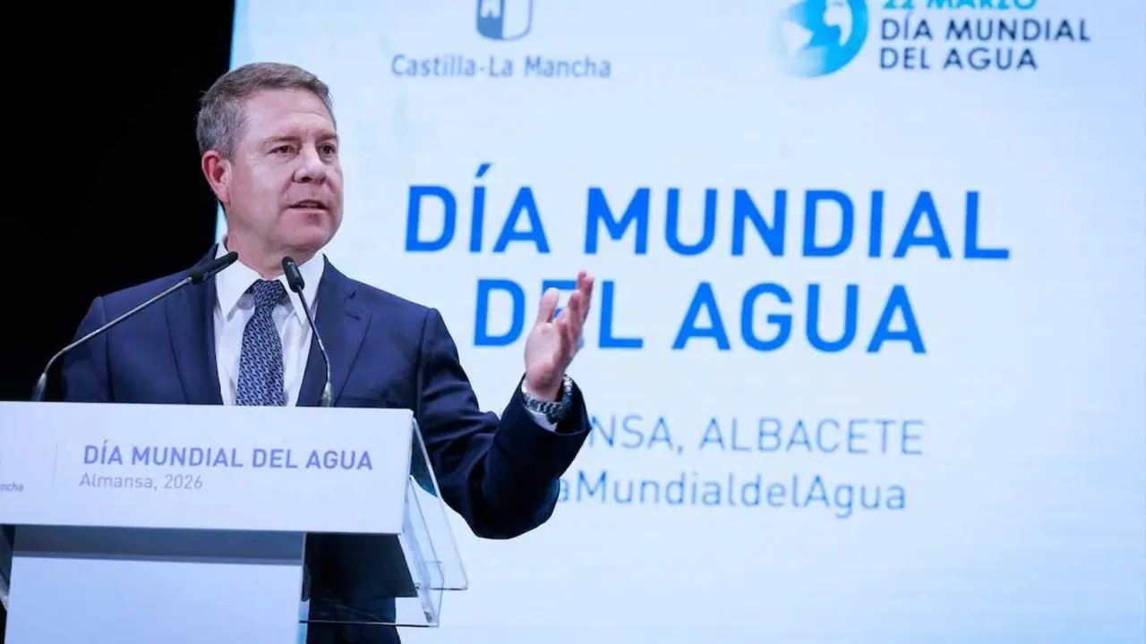 El presidente de Castilla-La Mancha, Emiliano Garc&iacute;a-Page, preside, en Almansa (Albacete), el acto institucional con motivo del D&iacute;a Mundial del Agua, celebrado en el Teatro Regio de la localidad.
