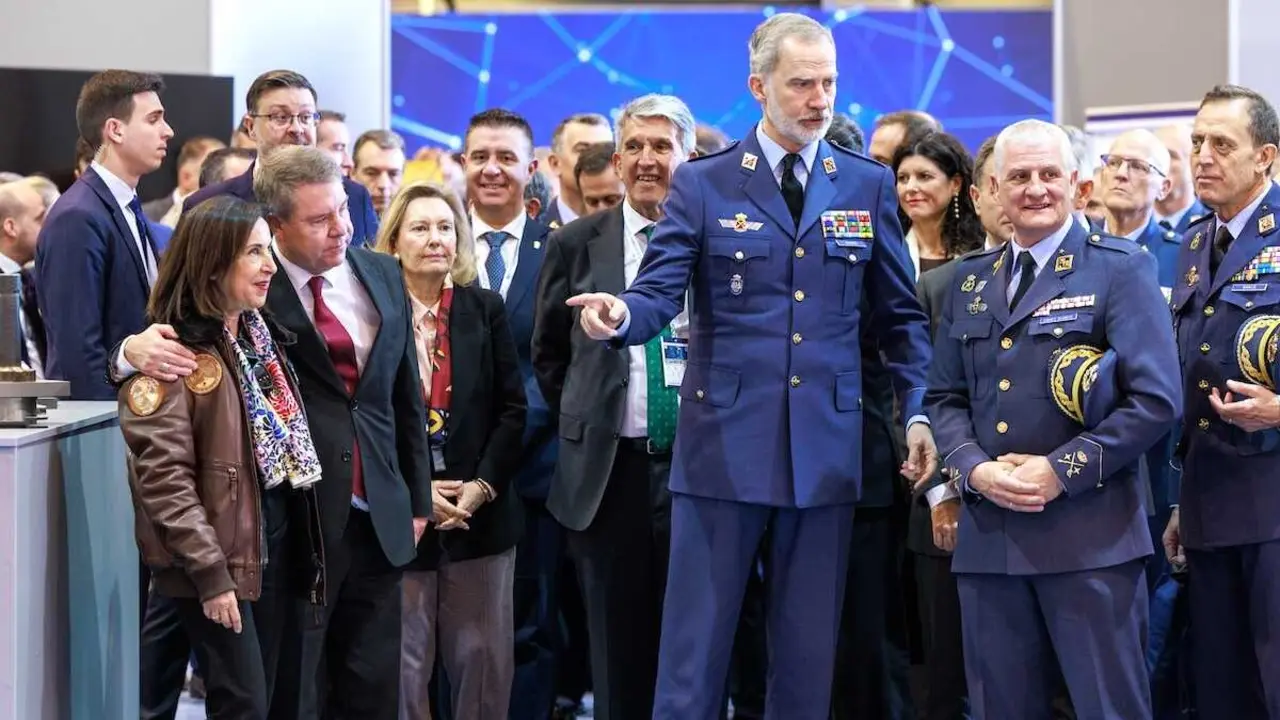 El presidente de Castilla-La Mancha, Emiliano Garc&iacute;a-Page, acompa&ntilde;a, en Albacete, al rey Felipe VI en la inauguraci&oacute;n de la Jornada de Demostraci&oacute;n Tecnol&oacute;gica de la Base A&eacute;rea Conectada, Sostenible e Inteligente (BACSI). En la Base A&eacute;rea de los Llanos.