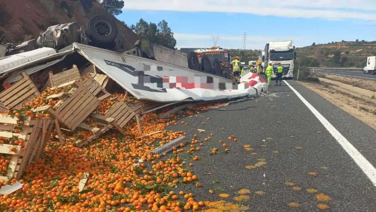 El vuelco de un cami&oacute;n de naranjas corta la A-3 en Minglanilla (Cuenca) - Fotograf&iacute;a: Eurotruckstar