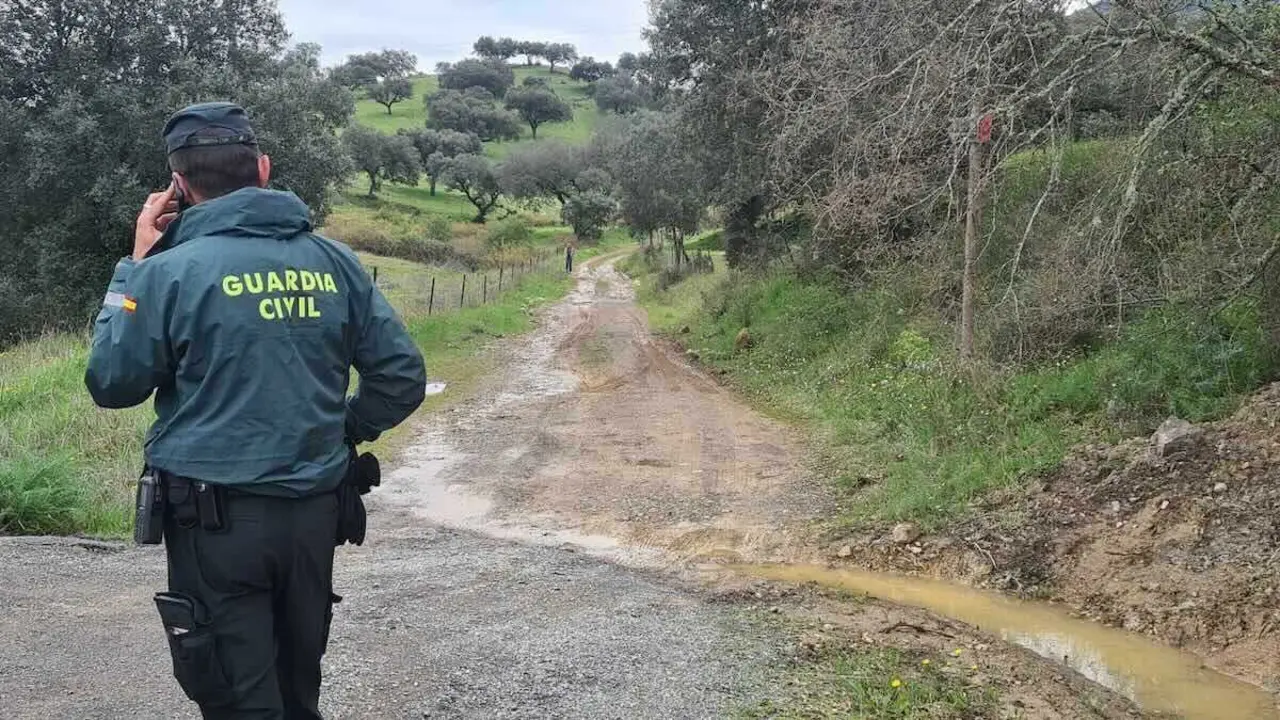 El cuerpo de un hombre totalmente calcinado e irreconocible ha aparecido a primera hora de esta ma&ntilde;ana en un camino del t&eacute;rmino municipal de Almad&eacute;n (Ciudad Real) - EFE/Miguel &Aacute;ngel Risco, Guardia Civil, agente, paraje, campo, finca, 