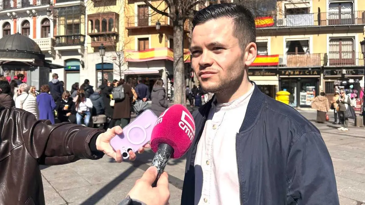 El diputado regional del PSOE, &Aacute;lvaro Toconar, atendiendo a los medios este domingo en Toledo