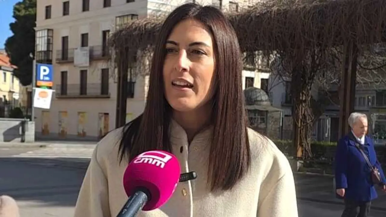 La vicesecretaria de Igualdad y Mujer del PP de Castilla-La Mancha y senadora por Guadalajara, Mar&iacute;a Patricio, atendiendo a los medios este domingo