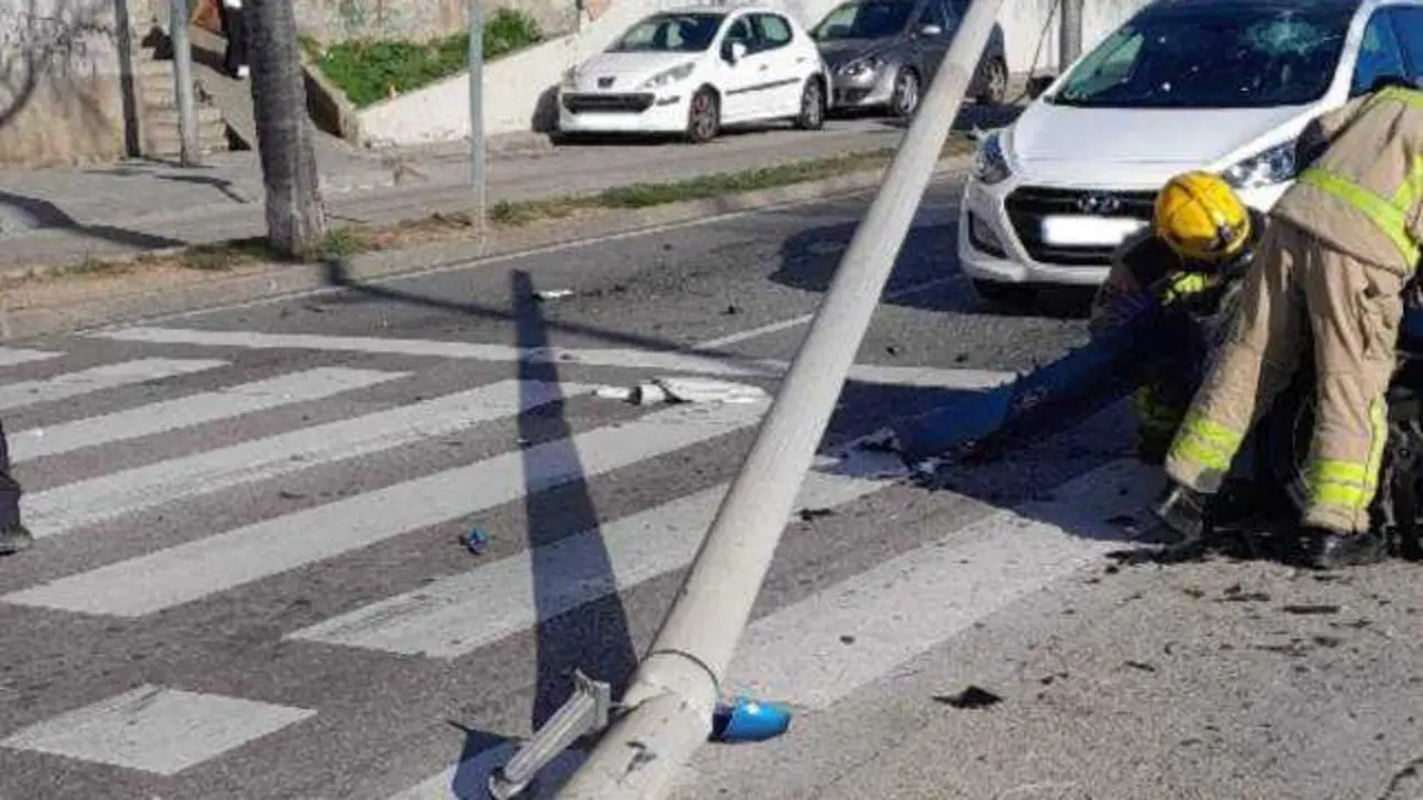 Grave choque con tres heridos, uno de ellos un peat&oacute;n tras caerle una farola