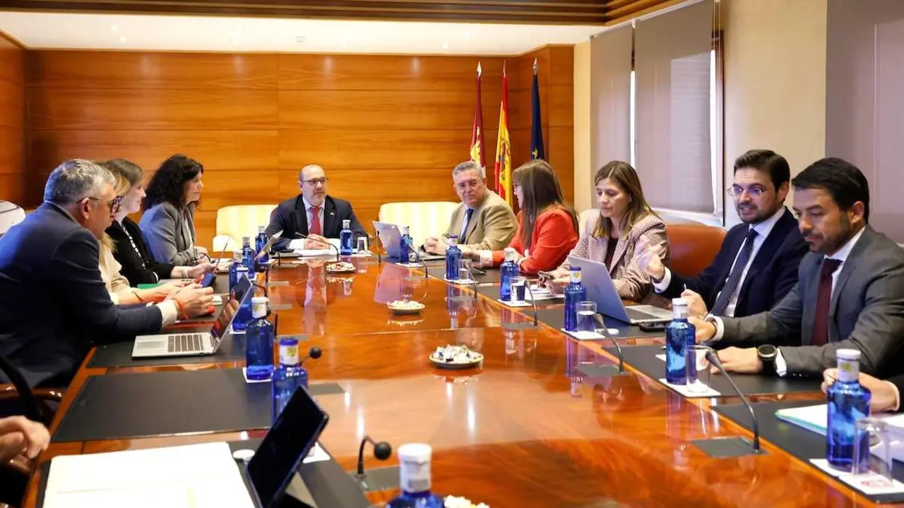 En la imagen un instante de la reuni&oacute;n de la Junta de Portavoces y Mesa de las Cortes de Castilla-La Mancha