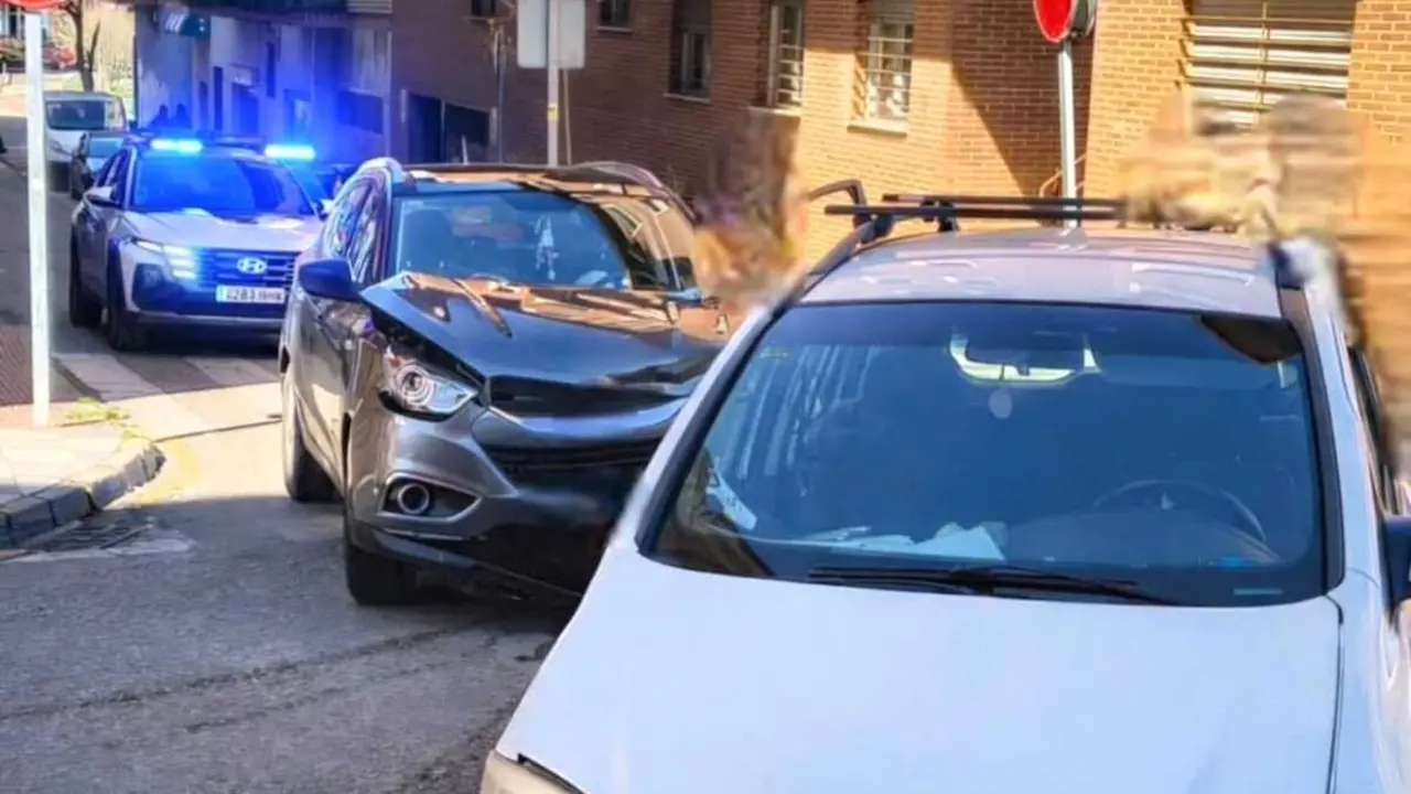 Tres heridos en una colisi&oacute;n de dos coches en una calle de Cuenca