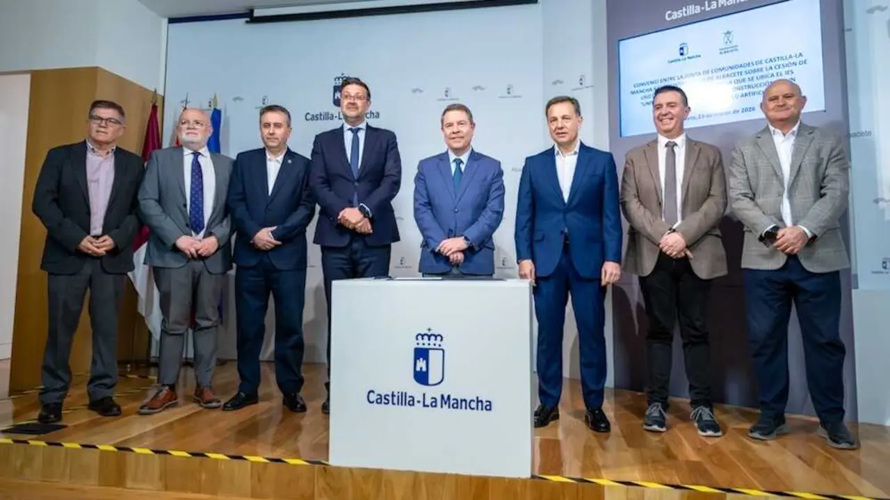 El jefe del Gobierno auton&oacute;mico, Emiliano Garc&iacute;a-Page, preside el acto de firma del convenio de colaboraci&oacute;n entre la Junta de Comunidades y el Ayuntamiento de Albacete para la construcci&oacute;n de un campo de f&uacute;tbol en la capital albacete&ntilde;a.