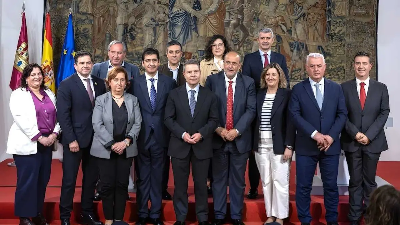 El jefe del Gobierno regional, Emiliano Garc&iacute;a-Page, preside en Toledo, la firma del Programa de Apoyo Activo al Empleo de Castilla-La Mancha junto a las cinco diputaciones provinciales. En el Palacio de Fuensalida, sede de la Presidencia regional.